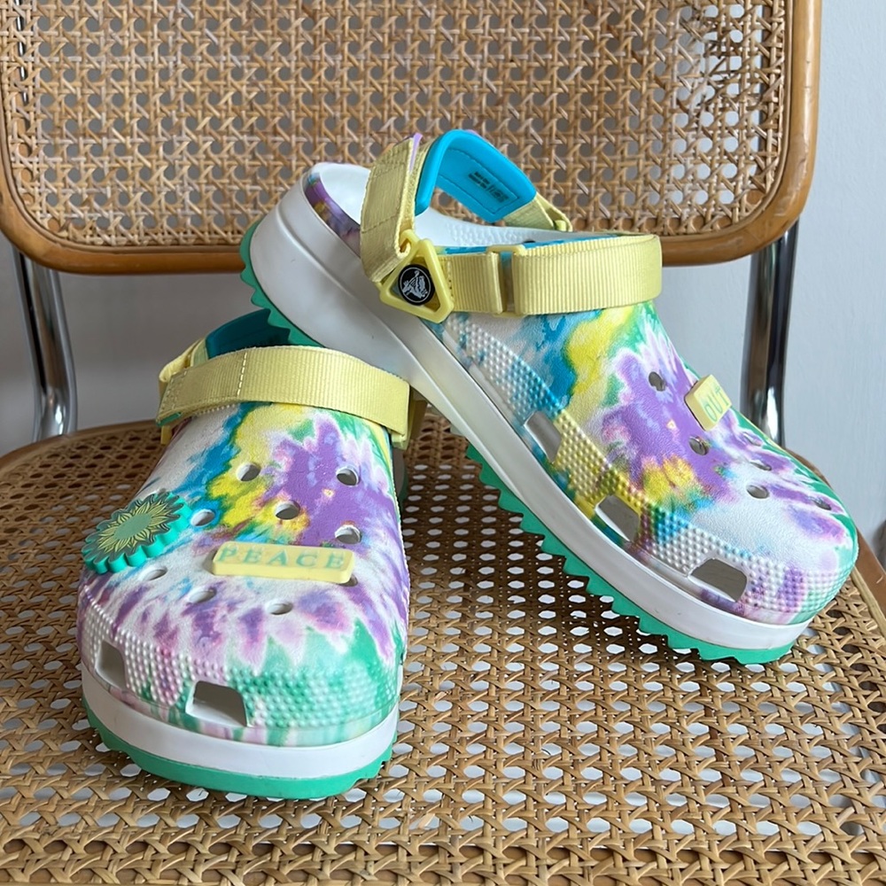 ✨NWOT✨ Crocs Classic Hiker “Peace Out” All Terrain Tie Dye